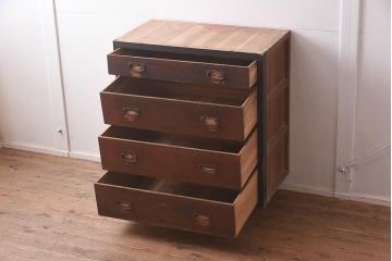 アンティーク家具　黒い縁がアクセントのシンプルな衣装箪笥(チェスト、引き出し)(R-042512)