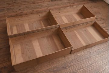 アンティーク家具　黒い縁がアクセントのシンプルな衣装箪笥(チェスト、引き出し)(R-042512)