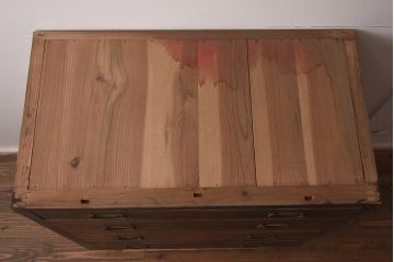 アンティーク家具　黒い縁がアクセントのシンプルな衣装箪笥(チェスト、引き出し)(R-042512)