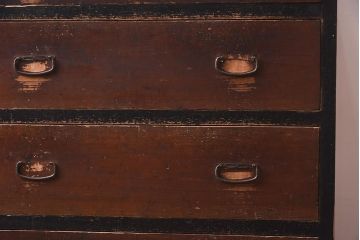 アンティーク家具　黒い縁がアクセントのシンプルな衣装箪笥(チェスト、引き出し)(R-042512)