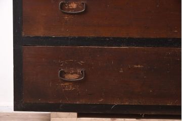 アンティーク家具　黒い縁がアクセントのシンプルな衣装箪笥(チェスト、引き出し)(R-042512)