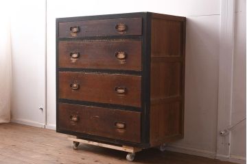 アンティーク家具　黒い縁がアクセントのシンプルな衣装箪笥(チェスト、引き出し)(R-042512)