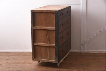 アンティーク家具　黒い縁がアクセントのシンプルな衣装箪笥(チェスト、引き出し)(R-042512)