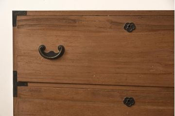 アンティーク家具　和製アンティーク　前面桐材　金具が個性的な箪笥ローボード(引き出し、和タンス、ローチェスト、桐箪笥、桐たんす)(R-042513)