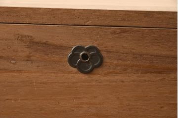 アンティーク家具　和製アンティーク　前面桐材　金具が個性的な箪笥ローボード(引き出し、和タンス、ローチェスト、桐箪笥、桐たんす)(R-042513)