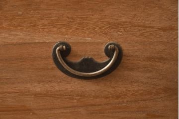 アンティーク家具　和製アンティーク　前面桐材　金具が個性的な箪笥ローボード(引き出し、和タンス、ローチェスト、桐箪笥、桐たんす)(R-042513)