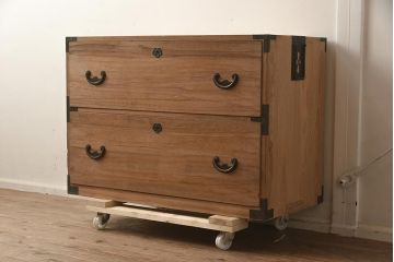 アンティーク家具　和製アンティーク　前面桐材　金具が個性的な箪笥ローボード(引き出し、和タンス、ローチェスト、桐箪笥、桐たんす)(R-042513)