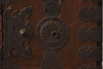 アンティーク家具　明治期　前面桐材　鳳凰と桐紋の金具が目を引く仙台箪笥(時代箪笥、衣装箪笥、和タンス)(R-042515)