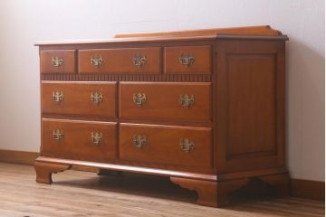 中古　横浜ダニエル(daniel)　アーリーアメリカン　A-104横長整理タンス　エレガントな佇まいが魅力のチェスト(定価約50万円)(引き出し、サイドボード)(R-042520)