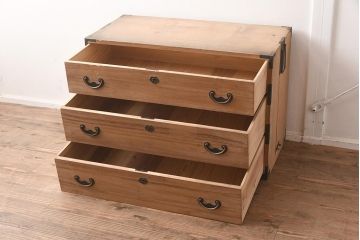 アンティーク家具　前面桐材　金具が個性的な箪笥ローボード(ローチェスト、引き出し、衣装箪笥)(R-042533)