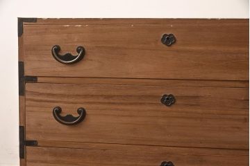 アンティーク家具　前面桐材　金具が個性的な箪笥ローボード(ローチェスト、引き出し、衣装箪笥)(R-042533)