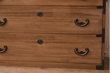 アンティーク家具　前面桐材　金具が個性的な箪笥ローボード(ローチェスト、引き出し、衣装箪笥)(R-042533)