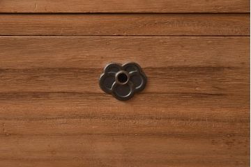 アンティーク家具　前面桐材　金具が個性的な箪笥ローボード(ローチェスト、引き出し、衣装箪笥)(R-042533)