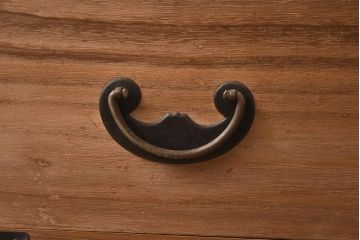 アンティーク家具　前面桐材　金具が個性的な箪笥ローボード(ローチェスト、引き出し、衣装箪笥)(R-042533)