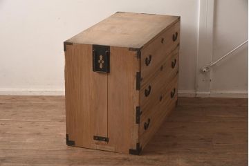 アンティーク家具　前面桐材　金具が個性的な箪笥ローボード(ローチェスト、引き出し、衣装箪笥)(R-042533)