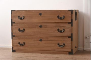 アンティーク家具　前面桐材　金具が個性的な箪笥ローボード(ローチェスト、引き出し、衣装箪笥)(R-042533)