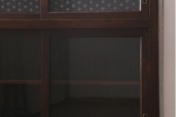 和製アンティーク　大正昭和初期　前面欅材　当店オリジナルガラス　シックな色味で気品あふれる戸棚(収納棚、戸棚、茶棚)(R-042534)