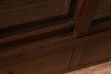 和製アンティーク　大正昭和初期　前面欅材　当店オリジナルガラス　シックな色味で気品あふれる戸棚(収納棚、戸棚、茶棚)(R-042534)