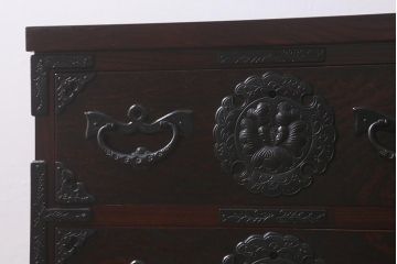 中古　伝統民芸家具　岩谷堂箪笥　No.184　牡丹紋様の金具が目を引く中型タンス(上開)(定価約35万円)(整理箪笥、和タンス、チェスト、小タンス)(R-042535)
