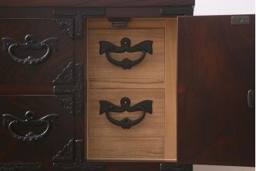 中古　伝統民芸家具　岩谷堂箪笥　No.184　牡丹紋様の金具が目を引く中型タンス(上開)(定価約35万円)(整理箪笥、和タンス、チェスト、小タンス)(R-042535)