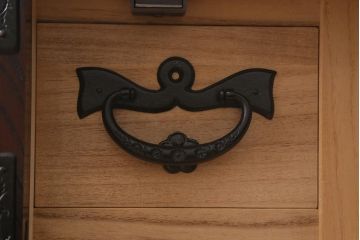 中古　伝統民芸家具　岩谷堂箪笥　No.184　牡丹紋様の金具が目を引く中型タンス(上開)(定価約35万円)(整理箪笥、和タンス、チェスト、小タンス)(R-042535)