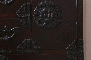 中古　伝統民芸家具　岩谷堂箪笥　No.184　牡丹紋様の金具が目を引く中型タンス(上開)(定価約35万円)(整理箪笥、和タンス、チェスト、小タンス)(R-042535)
