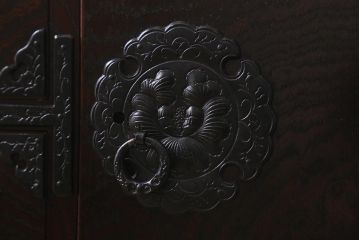 中古　伝統民芸家具　岩谷堂箪笥　No.184　牡丹紋様の金具が目を引く中型タンス(上開)(定価約35万円)(整理箪笥、和タンス、チェスト、小タンス)(R-042535)