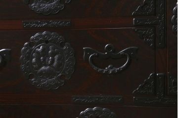中古　伝統民芸家具　岩谷堂箪笥　No.184　牡丹紋様の金具が目を引く中型タンス(上開)(定価約35万円)(整理箪笥、和タンス、チェスト、小タンス)(R-042535)