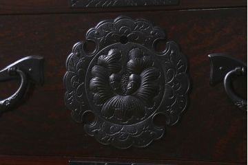 中古　伝統民芸家具　岩谷堂箪笥　No.184　牡丹紋様の金具が目を引く中型タンス(上開)(定価約35万円)(整理箪笥、和タンス、チェスト、小タンス)(R-042535)