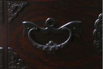 中古　伝統民芸家具　岩谷堂箪笥　No.184　牡丹紋様の金具が目を引く中型タンス(上開)(定価約35万円)(整理箪笥、和タンス、チェスト、小タンス)(R-042535)