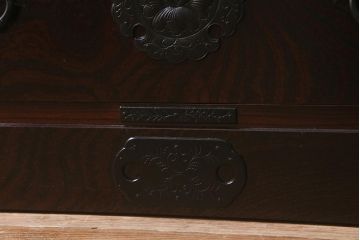 中古　伝統民芸家具　岩谷堂箪笥　No.184　牡丹紋様の金具が目を引く中型タンス(上開)(定価約35万円)(整理箪笥、和タンス、チェスト、小タンス)(R-042535)