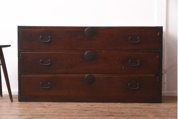 アンティーク家具　昭和初期　前面欅材・共縁　丸金具　漆塗りが上品な箪笥ローボード(チェスト、衣装箪笥、引き出し)(R-042538)