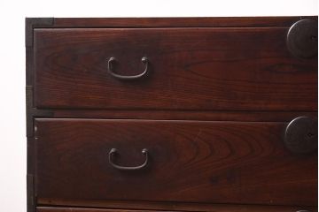 アンティーク家具　昭和初期　前面欅材・共縁　丸金具　漆塗りが上品な箪笥ローボード(チェスト、衣装箪笥、引き出し)(R-042538)