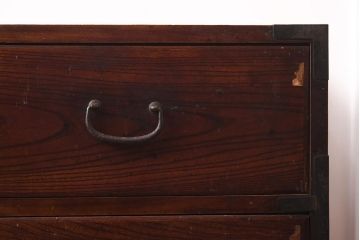 アンティーク家具　昭和初期　前面欅材・共縁　丸金具　漆塗りが上品な箪笥ローボード(チェスト、衣装箪笥、引き出し)(R-042538)