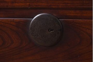 アンティーク家具　昭和初期　前面欅材・共縁　丸金具　漆塗りが上品な箪笥ローボード(チェスト、衣装箪笥、引き出し)(R-042538)