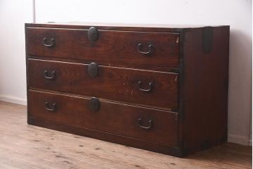 アンティーク家具　昭和初期　前面欅材・共縁　丸金具　漆塗りが上品な箪笥ローボード(チェスト、衣装箪笥、引き出し)(R-042538)