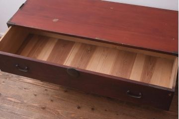 アンティーク家具　昭和初期　前面欅材・共縁　丸金具　漆塗りが上品な箪笥ローボード(チェスト、衣装箪笥、引き出し)(R-042539)