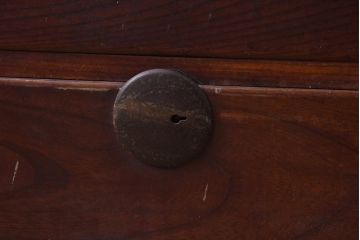 アンティーク家具　昭和初期　前面欅材・共縁　丸金具　漆塗りが上品な箪笥ローボード(チェスト、衣装箪笥、引き出し)(R-042539)