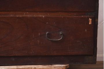 アンティーク家具　昭和初期　前面欅材・共縁　丸金具　漆塗りが上品な箪笥ローボード(チェスト、衣装箪笥、引き出し)(R-042539)