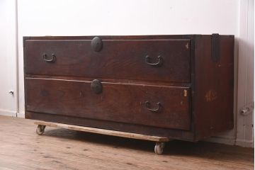 アンティーク家具　昭和初期　前面欅材・共縁　丸金具　漆塗りが上品な箪笥ローボード(チェスト、衣装箪笥、引き出し)(R-042539)