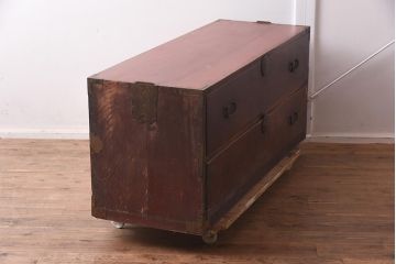 アンティーク家具　昭和初期　前面欅材・共縁　丸金具　漆塗りが上品な箪笥ローボード(チェスト、衣装箪笥、引き出し)(R-042539)