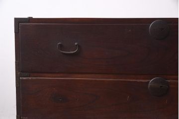 アンティーク家具　昭和初期　前面欅材・共縁　丸金具　漆塗りが上品な箪笥ローボード(チェスト、衣装箪笥、引き出し)(R-042539)