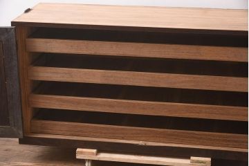 アンティーク家具　昭和初期　縞黒檀　上品な雰囲気の衣装盆付き衣装箪笥(ローボード、和タンス、時代箪笥、テレビ台、テレビボード、着物箪笥)(R-042542)