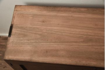 アンティーク家具　昭和初期　縞黒檀　上品な雰囲気の衣装盆付き衣装箪笥(ローボード、和タンス、時代箪笥、テレビ台、テレビボード、着物箪笥)(R-042542)