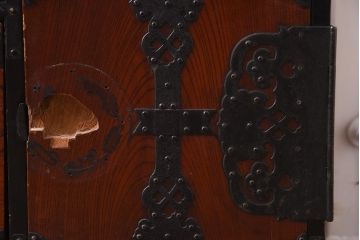 アンティーク家具　明治期　重厚感漂う金具が印象的な時代箪笥(和箪笥、収納棚、戸棚、サイドボード、テレビボード)(R-042543)