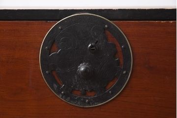 アンティーク家具　明治期　重厚感漂う金具が印象的な時代箪笥(和箪笥、収納棚、戸棚、サイドボード、テレビボード)(R-042543)