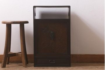 ビンテージ家具　指物家具　銘入り　菊と菖蒲　彫りが素敵な桑材　製の倹飩(けんどん)式戸棚(収納棚、飾棚)(R-042550)
