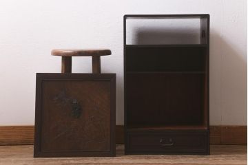 ビンテージ家具　指物家具　銘入り　菊と菖蒲　彫りが素敵な桑材　製の倹飩(けんどん)式戸棚(収納棚、飾棚)(R-042550)