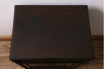 ビンテージ家具　指物家具　銘入り　菊と菖蒲　彫りが素敵な桑材　製の倹飩(けんどん)式戸棚(収納棚、飾棚)(R-042550)