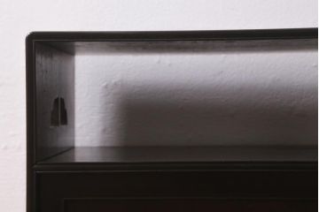 ビンテージ家具　指物家具　銘入り　菊と菖蒲　彫りが素敵な桑材　製の倹飩(けんどん)式戸棚(収納棚、飾棚)(R-042550)